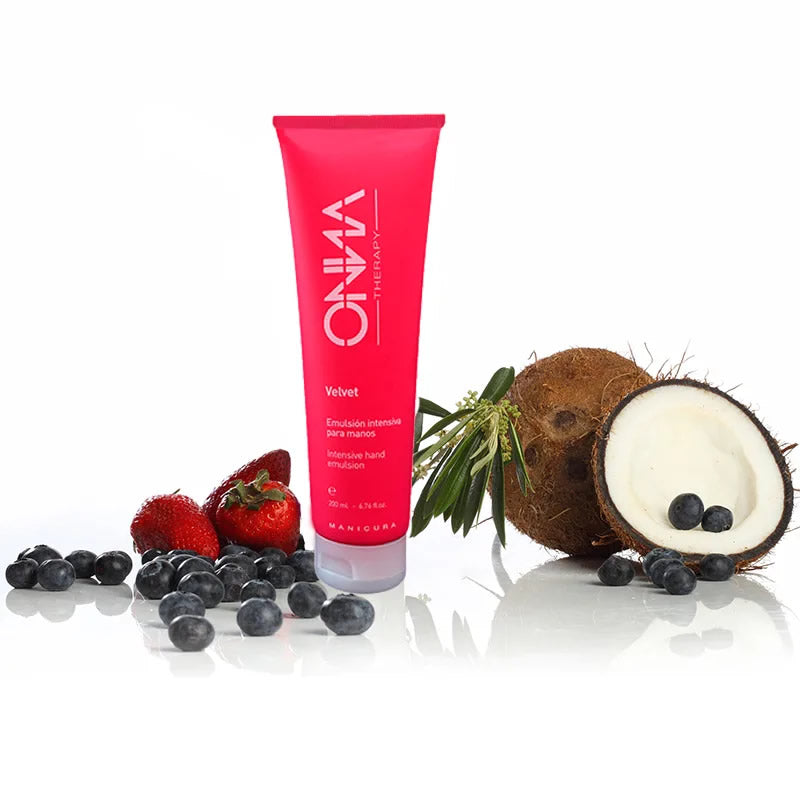 Crema Velvet de Onna Therapy para hidratar manos secas con ingredientes naturales como almendra, arándano, fresas y coco.