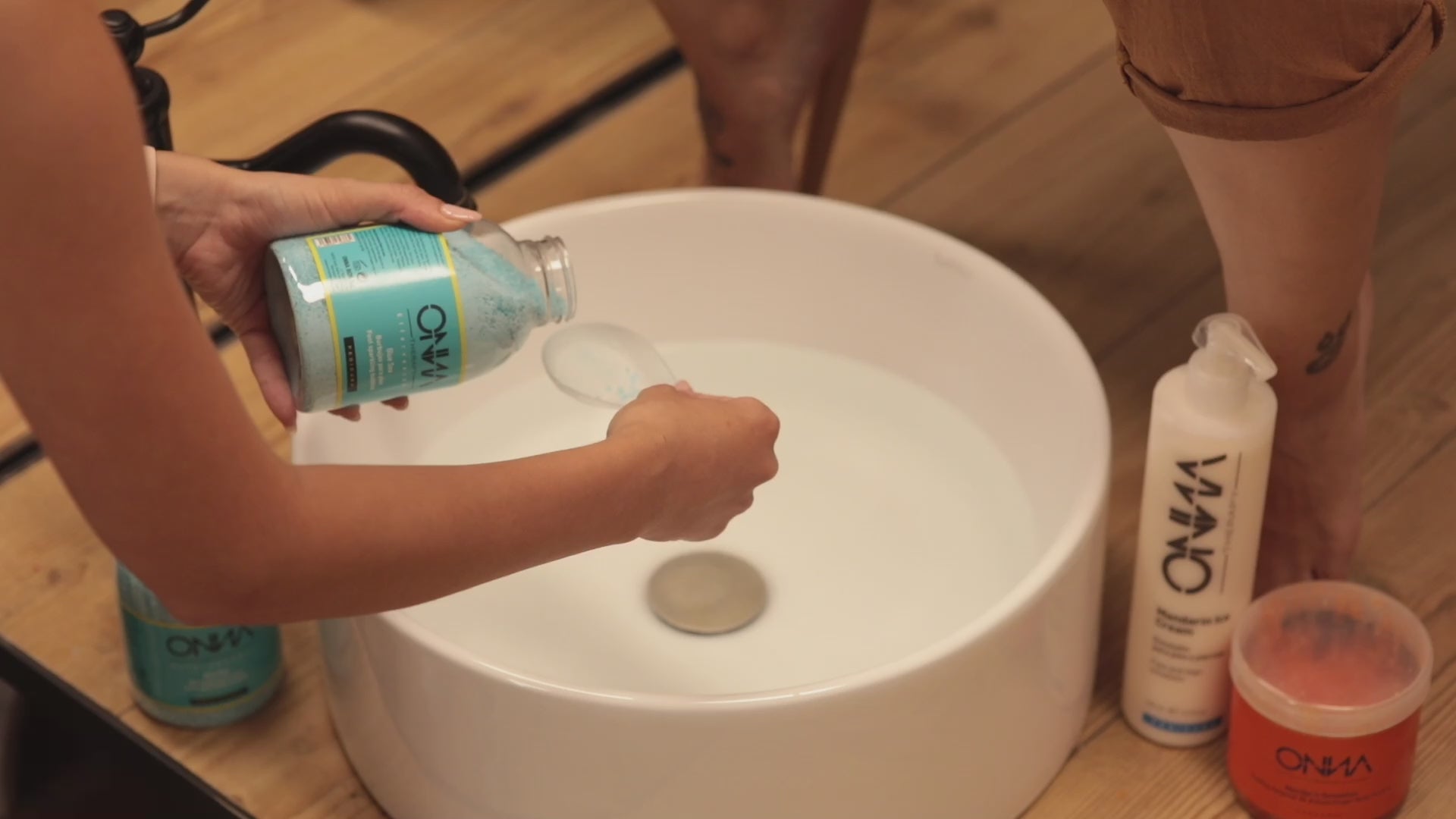 Video de sales de baño en uso para unos pies realajos y suaves con olor sensorial e hidratacion.