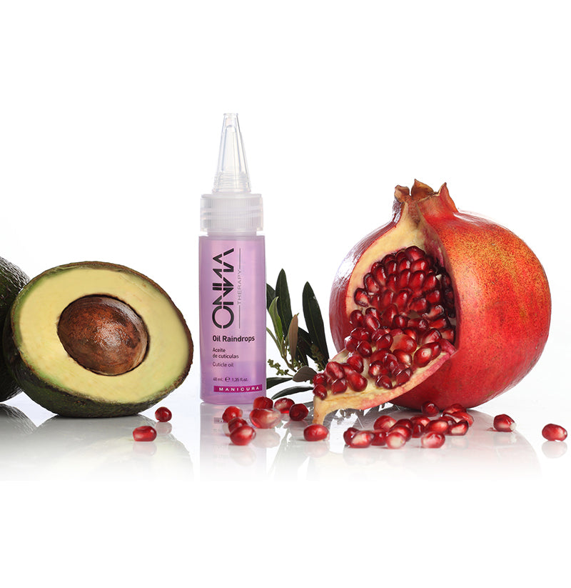 Aceite Oil Rain Drops de Onna Therapy, ideal para el cuidado diario de uñas. Rodeado de frutas como el aguacate y granada.