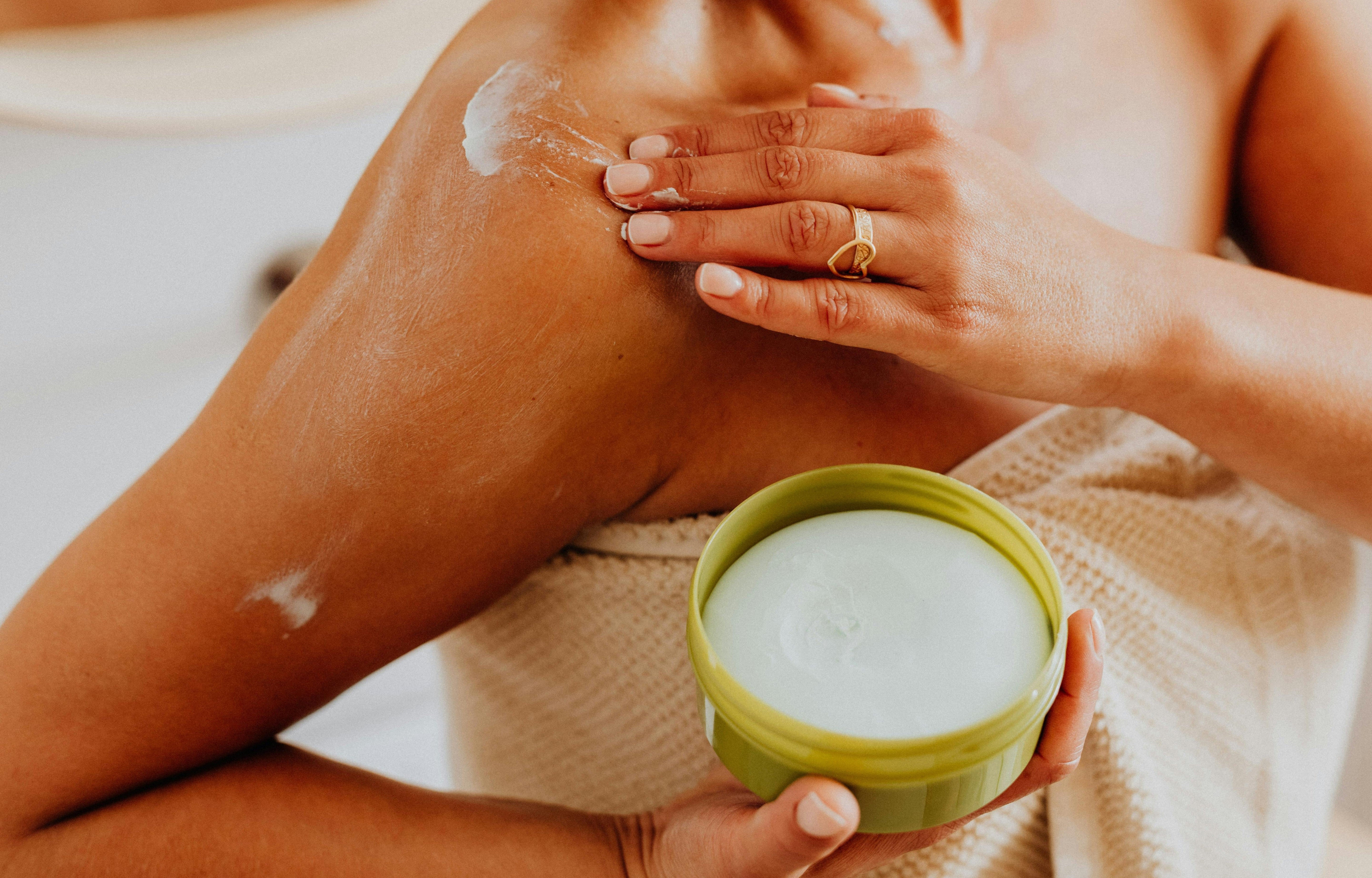 Textura ligera de crema corporal con rosa mosqueta y aloe vera para regeneración