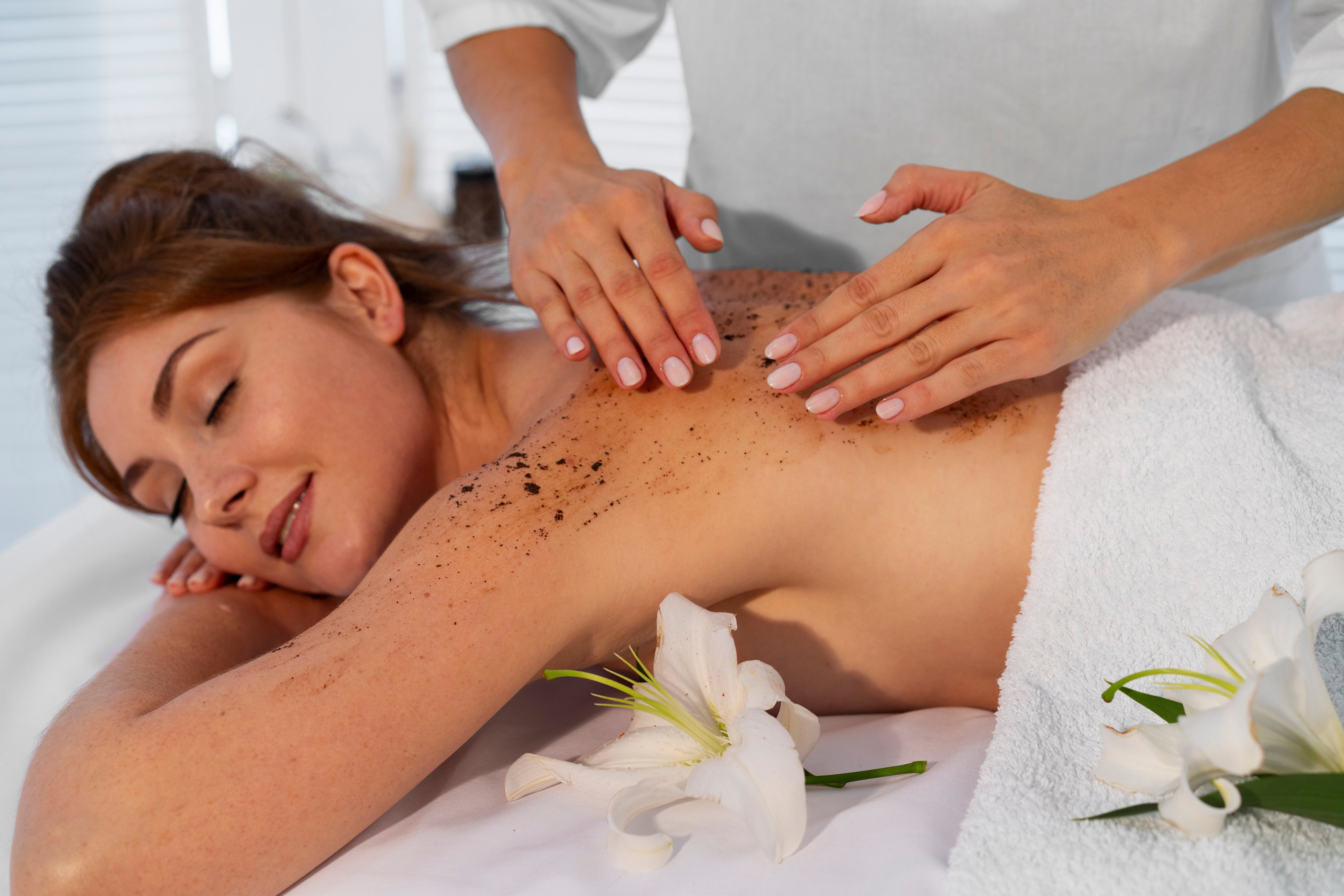 Textura de exfoliante corporal con azúcar y aceites esenciales de mandarina onna therapy